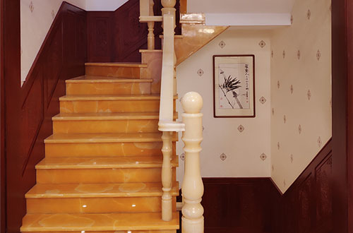 北碚中式别墅室内汉白玉石楼梯的定制安装装饰效果