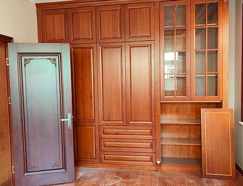 北碚中式家庭装修里定制的实木衣柜效果图
